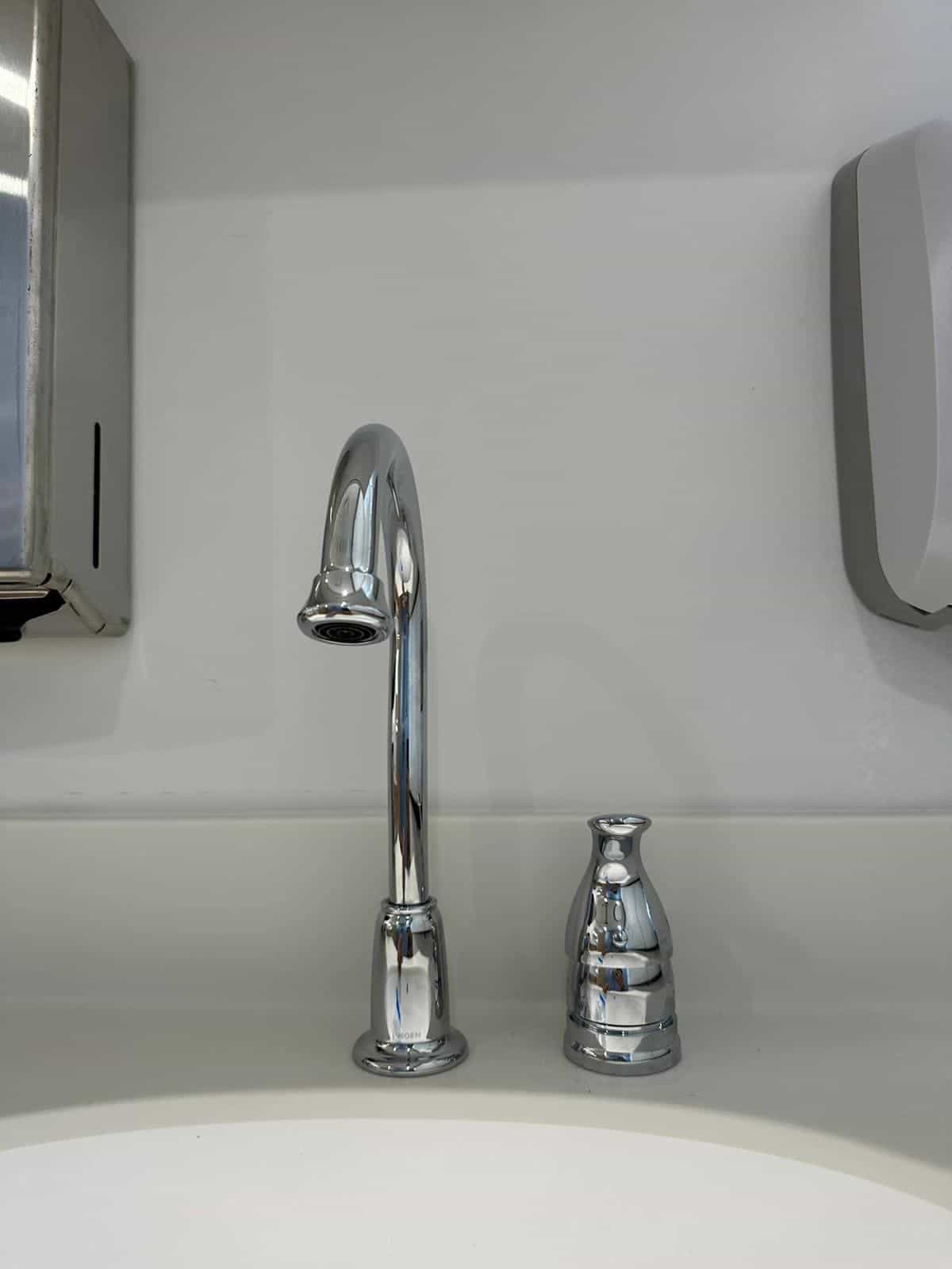 Before and after of a Faucet installation by a plumber in Coral Gables
